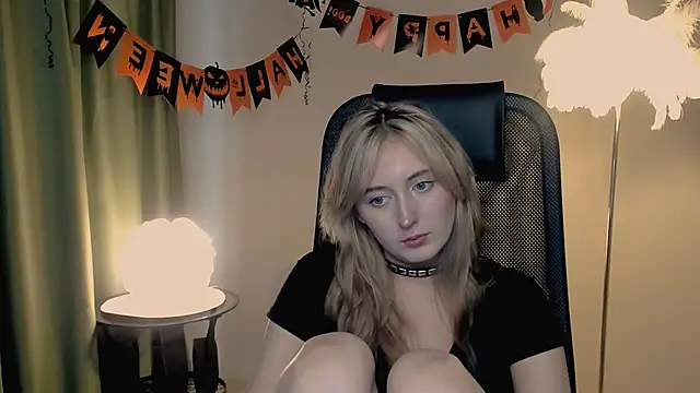 Snapshot of ScarlettScril chatting on 11/02/25, 07:00 ScarlettScril online show from 11/02/25, 07:00
