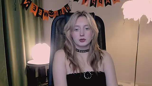 Snapshot of ScarlettScril chatting on 11/04/25, 01:21 ScarlettScril online show from 11/04/25, 01:21