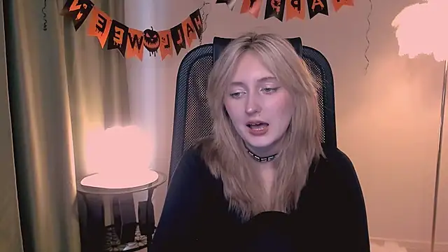 Snapshot of ScarlettScril chatting on 11/05/25, 09:20 ScarlettScril online show from 11/05/25, 09:20