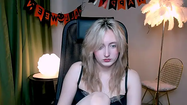 Snapshot of ScarlettScril chatting on 11/09/25, 06:33 ScarlettScril online show from 11/09/25, 06:33
