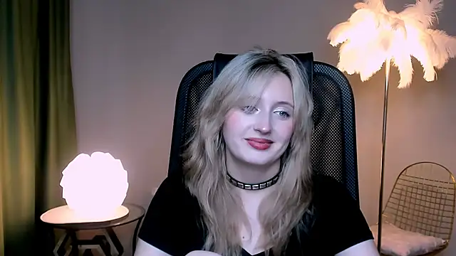 Snapshot of ScarlettScril chatting on 11/15/25, 11:18 ScarlettScril online show from 11/15/25, 11:18