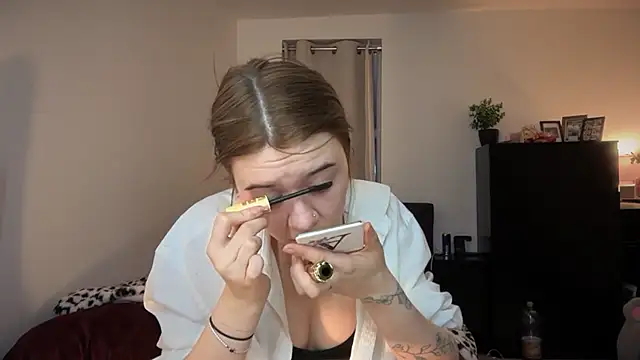 Snapshot of YasmineLace chatting on 11/28/25, 12:35 YasmineLace online show from 11/28/25, 12:35