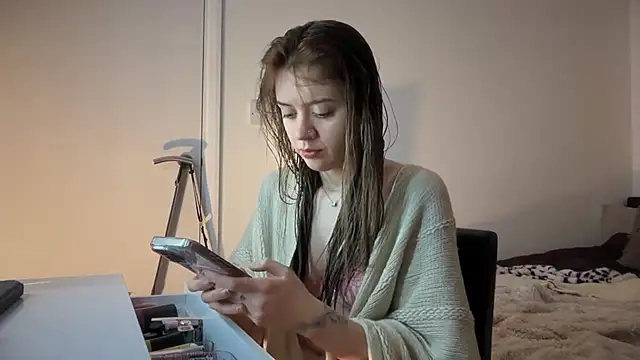 Snapshot of YasmineLace chatting on 12/16/25, 11:32 YasmineLace online show from 12/16/25, 11:32