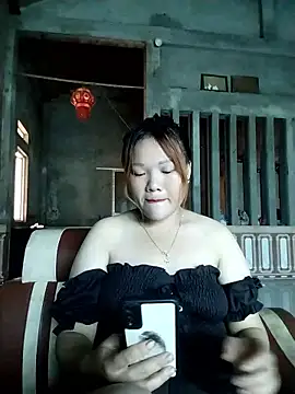 Snapshot of mai-cute chatting on 10/18/25, 02:47 mai-cute online show from 10/18/25, 02:47