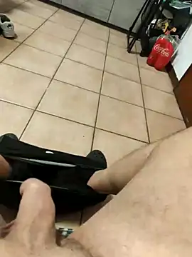 Snapshot of Italianstyle79 chatting on 11/17/25, 05:08 Italianstyle79 online show from 11/17/25, 05:08