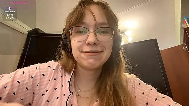 Snapshot of JuneCooper chatting on 10/24/25, 08:22 JuneCooper online show from 10/24/25, 08:22