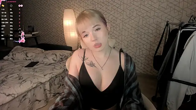 Snapshot of NayaValen chatting on 02/07/26, 03:43 NayaValen online show from 02/07/26, 03:43