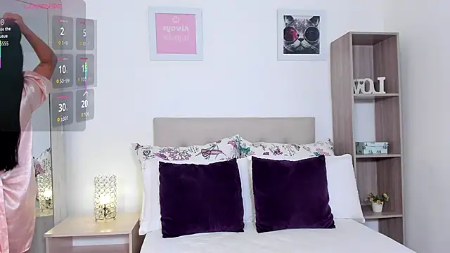 mia canoo online show from 11/11/25, 04:40