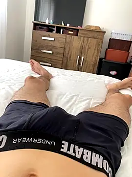 Snapshot of leozin01 chatting on 10/24/25, 05:42 leozin01 online show from 10/24/25, 05:42