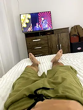 Snapshot of leozin01 chatting on 11/06/25, 12:00 leozin01 online show from 11/06/25, 12:00