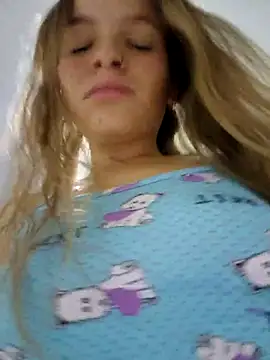 Snapshot of bambiluly chatting on 10/18/25, 01:45 bambiluly online show from 10/18/25, 01:45