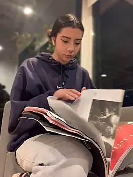 Snapshot of MiaaCute- chatting on 10/25/25, 12:07 MiaaCute- online show from 10/25/25, 12:07