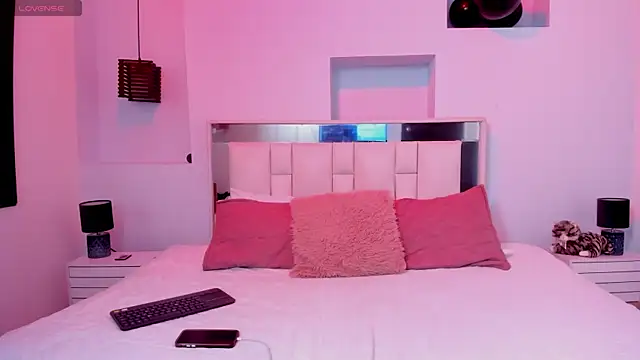 Coral Jhones online show from 11/12/25, 04:35