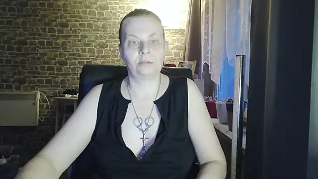 Snapshot of Diamond_Bite chatting on 10/23/25, 05:29 Diamond Bite online show from 10/23/25, 05:29