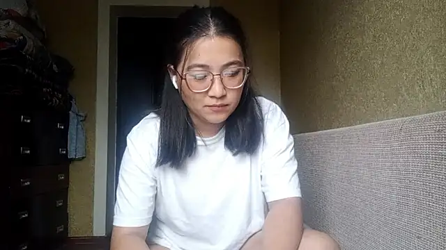 LinneaHyles online show from 11/05/25, 04:01