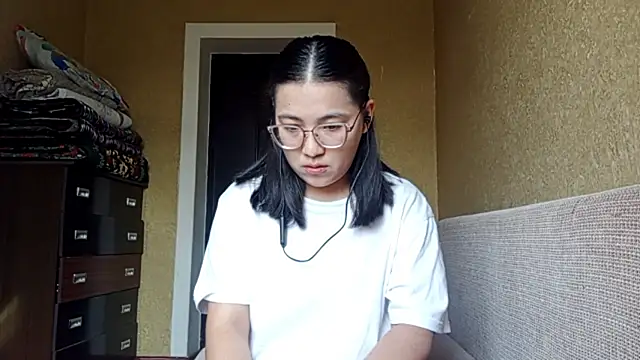 LinneaHyles online show from 11/15/25, 07:27