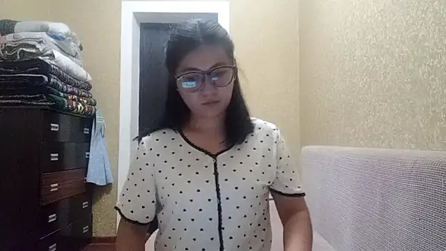 LinneaHyles online show from 11/17/25, 01:17