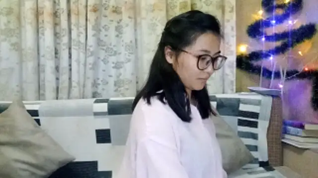 LinneaHyles online show from 12/16/25, 02:55