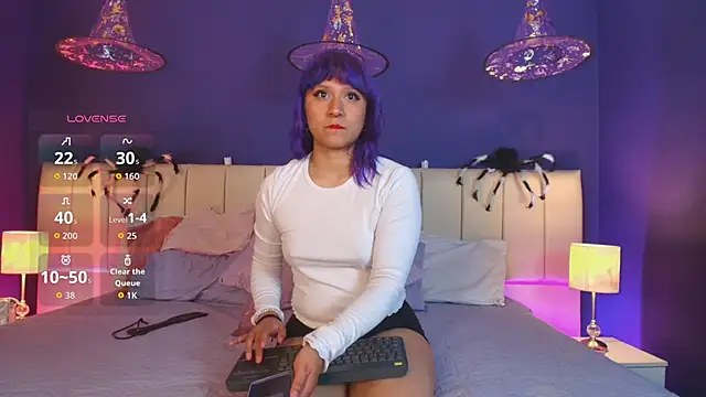 LuanEter online show from 10/28/25, 01:14