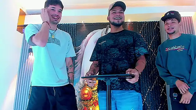 handsome boys22 online show from 10/26/25, 12:44