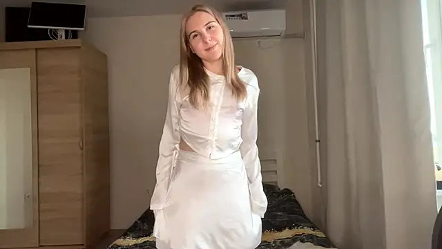 Snapshot of MyraLitterers chatting on 11/05/25, 12:05 MyraLitterers online show from 11/05/25, 12:05