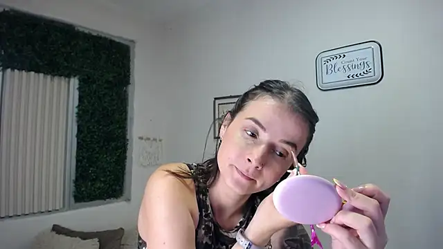 Snapshot of Emma_sweet_hot chatting on 06/06/26, 04:44 Emma sweet hot online show from 06/06/26, 04:44