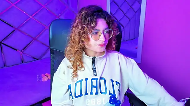 EmiliRouse  online show from 11/20/25, 04:12