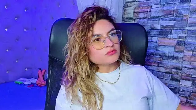 EmiliRouse  online show from 12/14/25, 02:50