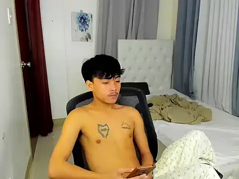 Snapshot of hardcocktwink chatting on 11/07/25, 04:40 hardcocktwink online show from 11/07/25, 04:40