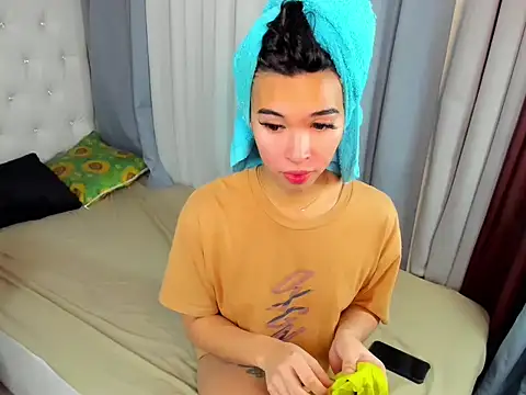 Snapshot of hardcocktwink chatting on 11/19/25, 04:51 hardcocktwink online show from 11/19/25, 04:51