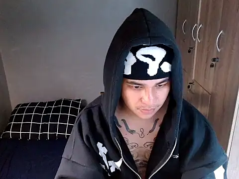 Snapshot of Sweet_Guy_tattoo chatting on 11/09/25, 05:28 Sweet Guy tattoo online show from 11/09/25, 05:28