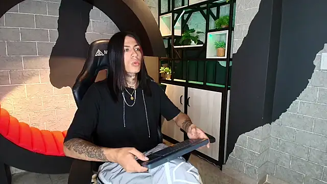 Snapshot of ArohomLester chatting on 11/02/25, 11:12 ArohomLester online show from 11/02/25, 11:12