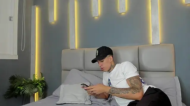 Snapshot of ArohomLester chatting on 11/22/25, 11:09 ArohomLester online show from 11/22/25, 11:09