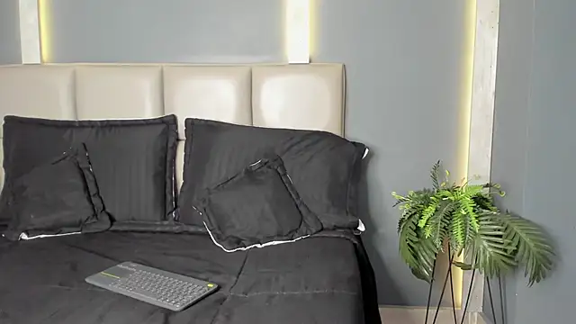 Snapshot of ArohomLester chatting on 12/03/25, 11:19 ArohomLester online show from 12/03/25, 11:19