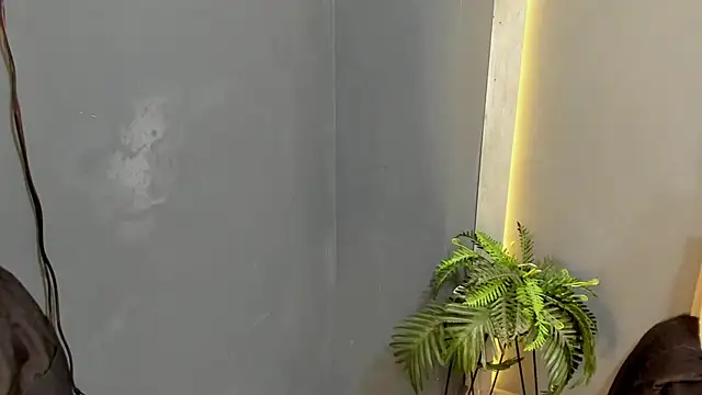 Snapshot of ArohomLester chatting on 12/17/25, 06:58 ArohomLester online show from 12/17/25, 06:58