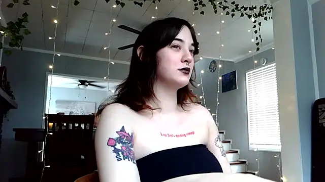 Snapshot of Trickylucy555 chatting on 04/04/26, 05:43 Trickylucy555 online show from 04/04/26, 05:43