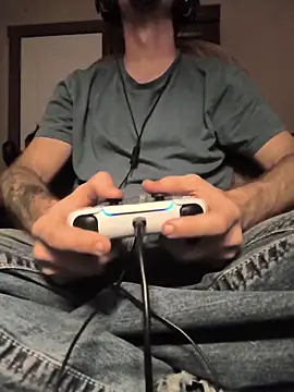 Snapshot of SirDirty34 chatting on 12/04/25, 03:27 SirDirty34 online show from 12/04/25, 03:27