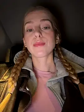 Snapshot of kira_mia chatting on 11/25/25, 03:12 kira mia online show from 11/25/25, 03:12