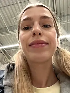 Snapshot of kira_mia chatting on 11/26/25, 03:24 kira mia online show from 11/26/25, 03:24