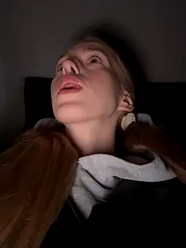 Snapshot of kira_mia chatting on 11/28/25, 03:36 kira mia online show from 11/28/25, 03:36