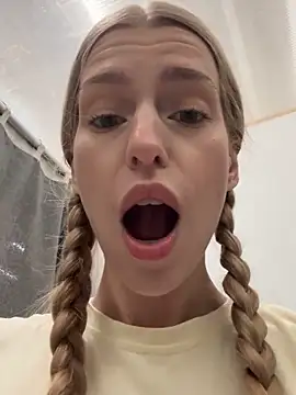 Snapshot of kira_mia chatting on 11/29/25, 04:10 kira mia online show from 11/29/25, 04:10