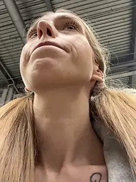 Snapshot of kira_mia chatting on 11/30/25, 06:34 kira mia online show from 11/30/25, 06:34