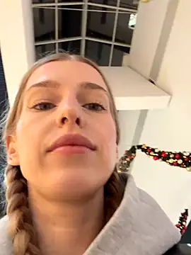 Snapshot of kira_mia chatting on 12/04/25, 03:21 kira mia online show from 12/04/25, 03:21