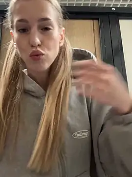 Snapshot of kira_mia chatting on 12/05/25, 03:41 kira mia online show from 12/05/25, 03:41