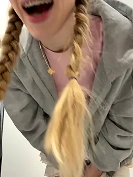 Snapshot of kira_mia chatting on 12/13/25, 07:53 kira mia online show from 12/13/25, 07:53