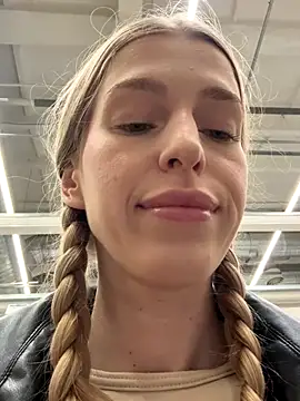 Snapshot of kira_mia chatting on 12/16/25, 03:39 kira mia online show from 12/16/25, 03:39