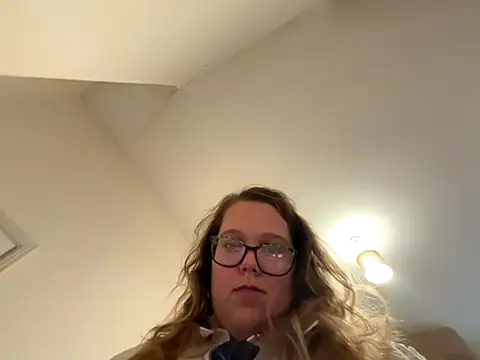 Snapshot of Scarletcum22 chatting on 10/27/25, 10:19 Scarletcum22 online show from 10/27/25, 10:19