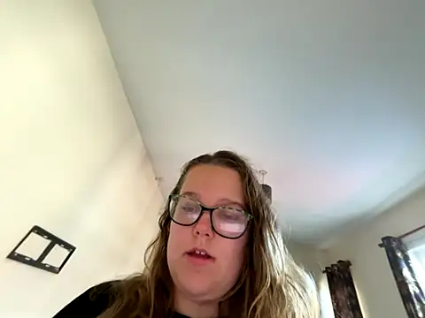 Snapshot of Scarletcum22 chatting on 11/02/25, 08:28 Scarletcum22 online show from 11/02/25, 08:28