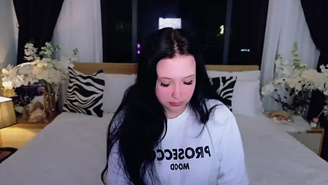 Felicia Herceg online show from 11/15/25, 07:32