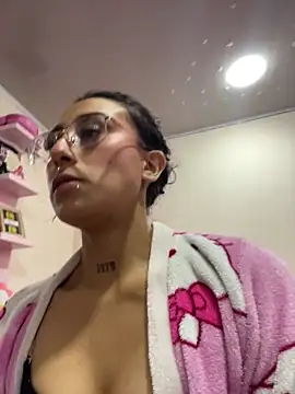 Snapshot of Violeet-Smith chatting on 10/25/25, 07:19 Violeet-Smith online show from 10/25/25, 07:19